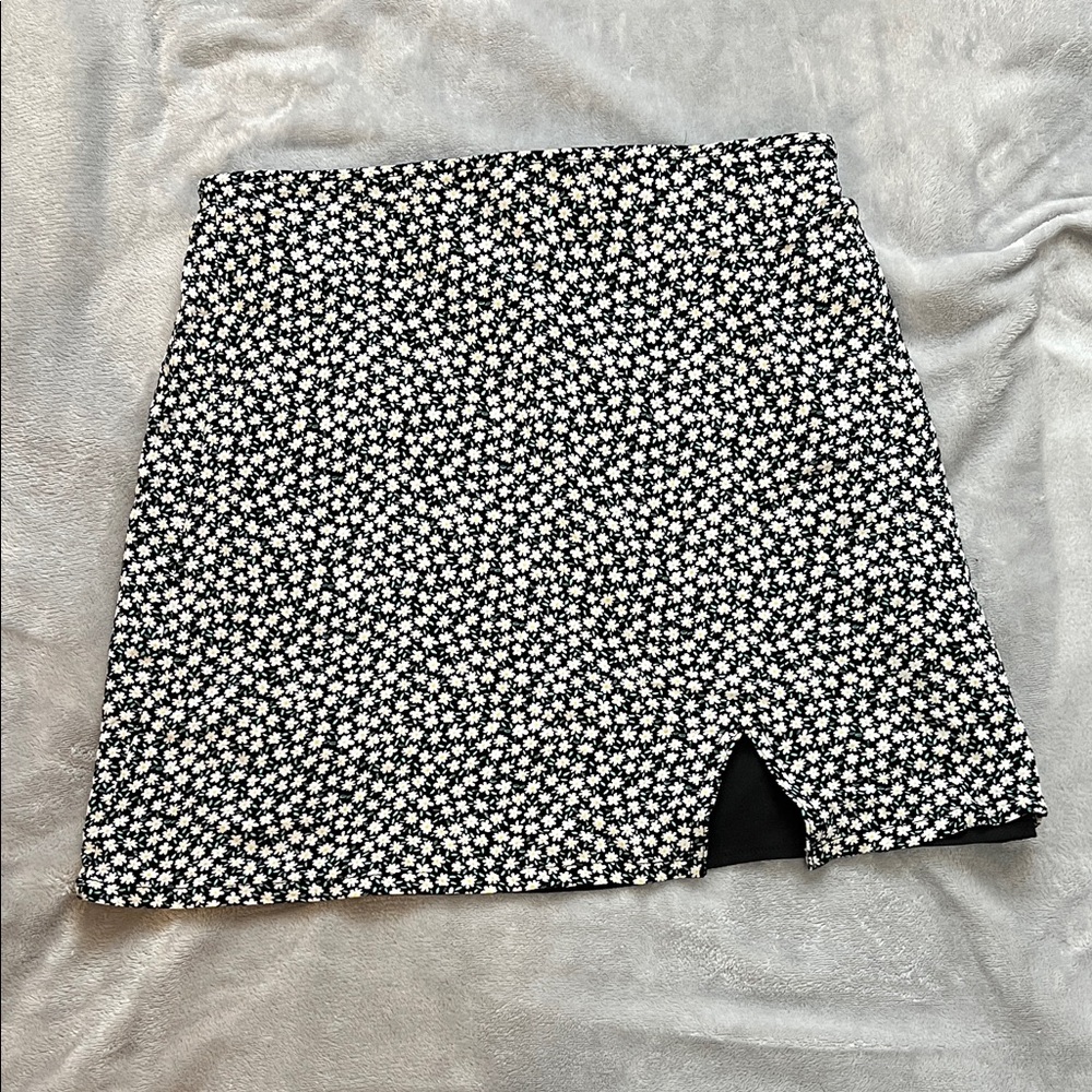 No Boundaries Floral Black and White Women's Skirt Size Medium